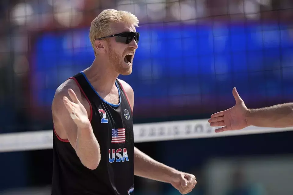 Chase Budinger dari Amerika Serikat merayakan kemenangan saat melawan Prancis dalam pertandingan voli pantai di Olimpiade Paris 2024, Senin, 29 Juli 2024. 