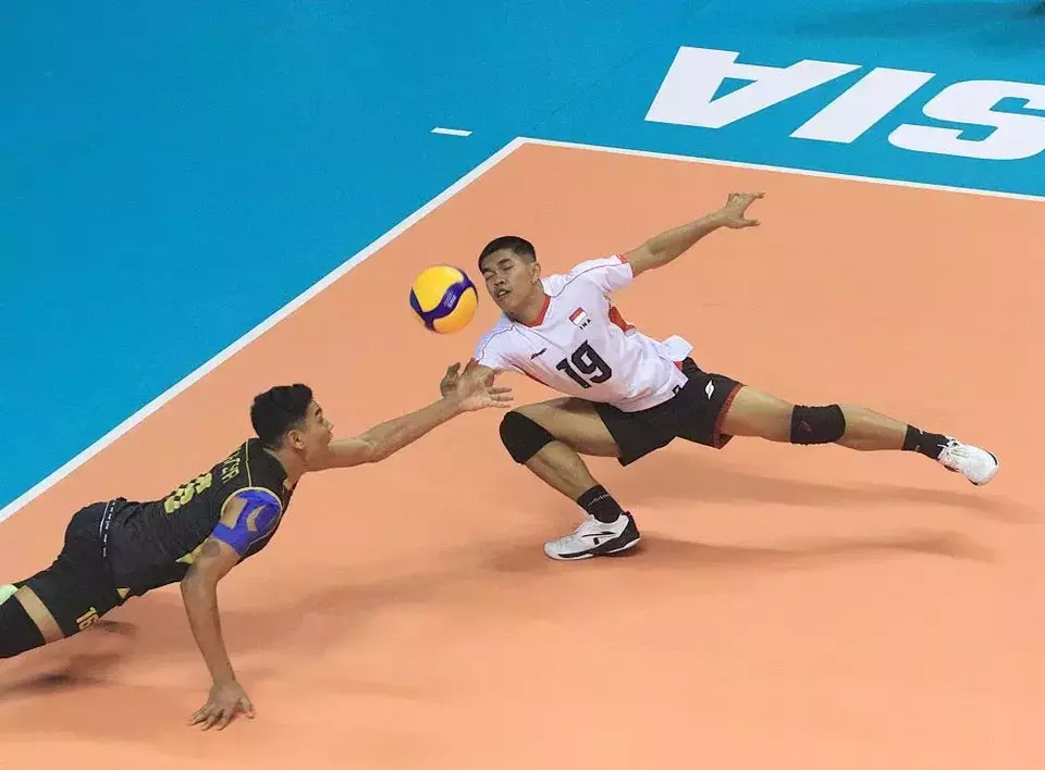 Dua pemain Indonesia menerima bola saat semifinal Kejuaraan Bola Voli Asia Putra U-20 2024 atau AVC 22nd Asian Men's U-20 Volleyball Championship (AVC U-20 2024) melawan juara bertahan Iran di Jawa Pos Arena Surabaya, Senin 29 Juli 2024.