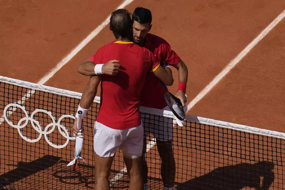 Petenis Serbia Novak Djokovic (kanan) memeluk Rafael Nadal dari Spanyol seusai pertandingan babak 2 Olimpiade Paris 2024 di Paris Prancis, Senin, 29 Juli 2024.