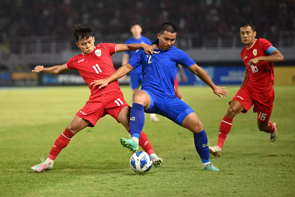 Penyerang Timnas Indonesia M Riski Afrisal (kiri) berebut bola dengan pesepak bola Thailand Pikanet Laohawiwat (tengah) dalam pertandingan final Piala AFF U-19 di Stadion Gelora Bung Tomo, Surabaya, Jawa Timur, Senin, 29 Juli 2024. 